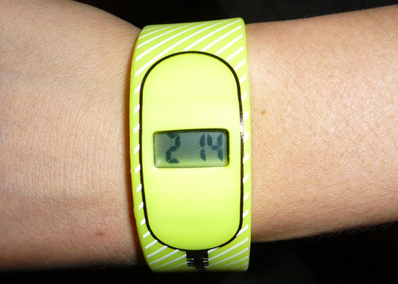 明るく黄色いシリコーンのスポーツのデジタル ゼリーの腕時計